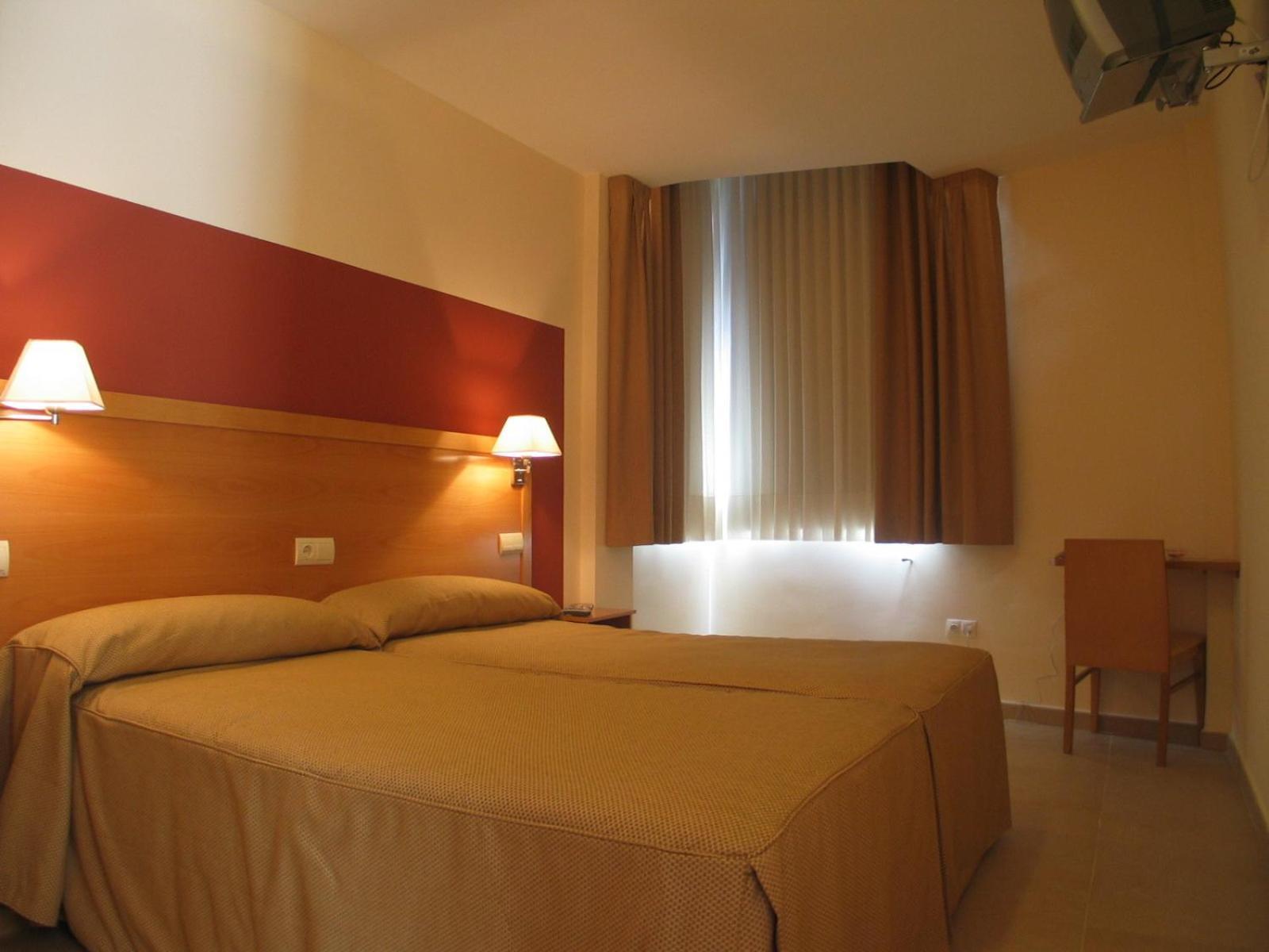 Hostal Ciudad De Caparra Carcaboso Bilik gambar