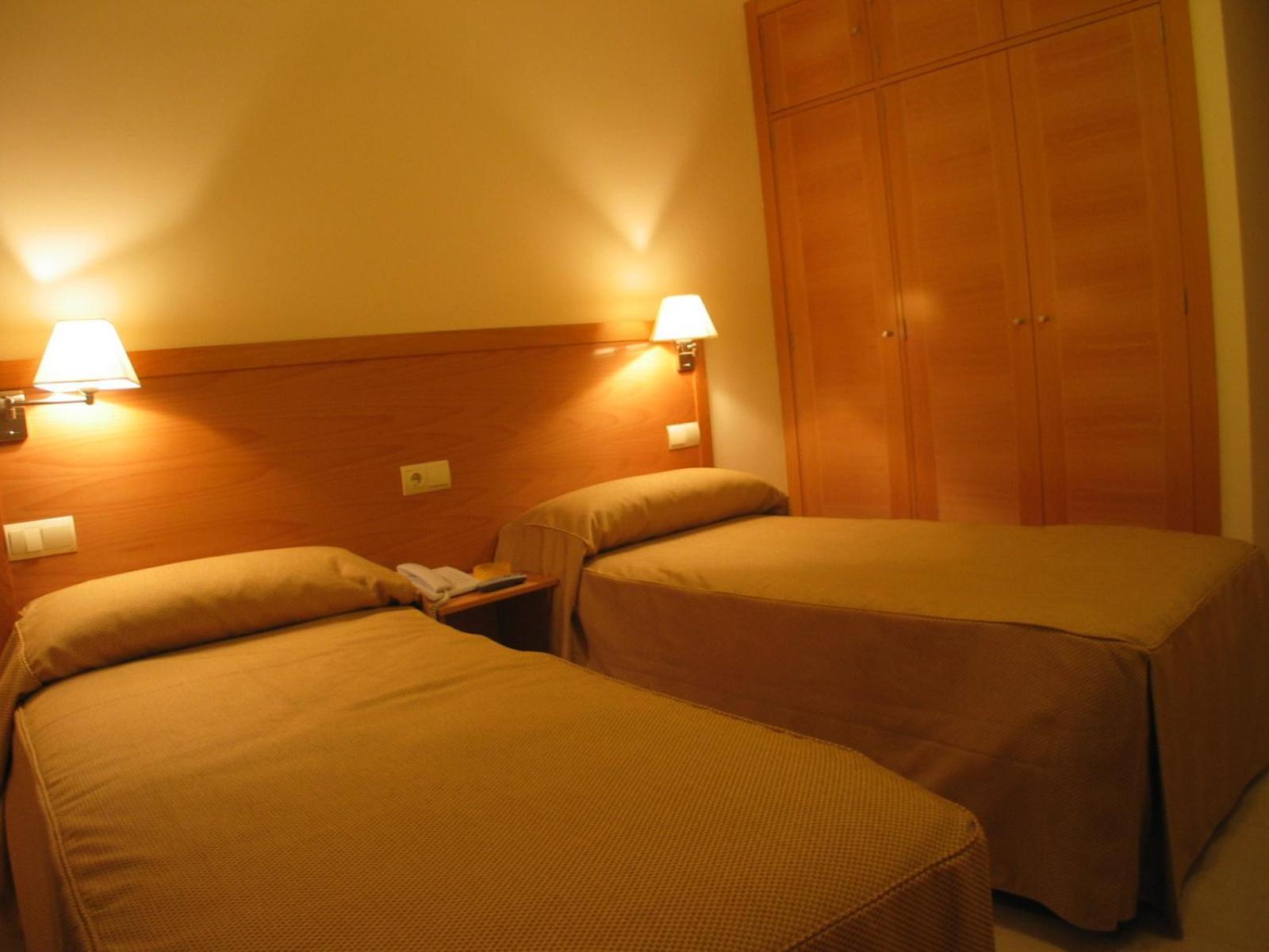 Hostal Ciudad De Caparra Carcaboso Bilik gambar