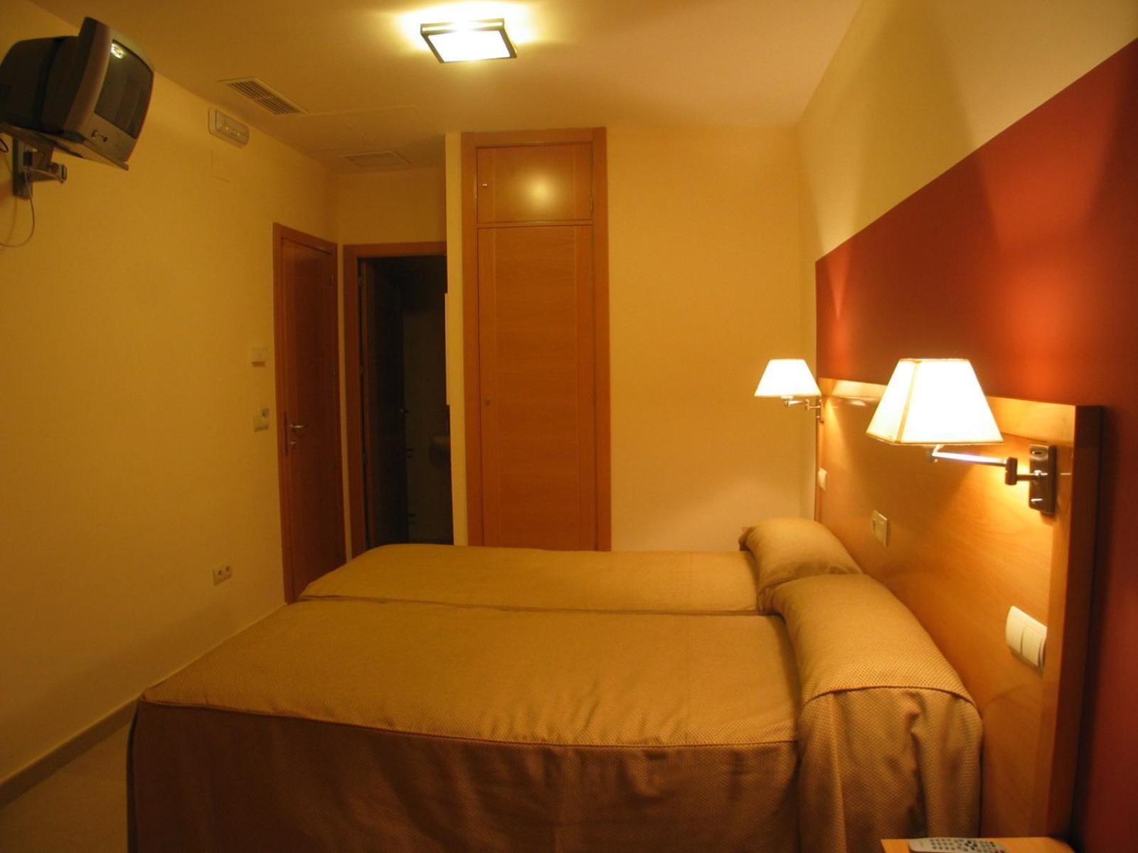 Hostal Ciudad De Caparra Carcaboso Bilik gambar