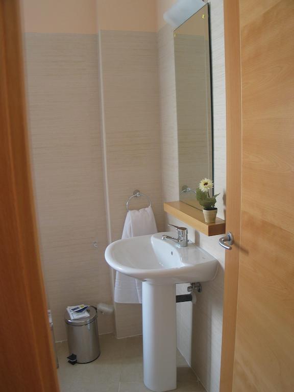 Hostal Ciudad De Caparra Carcaboso Bilik gambar